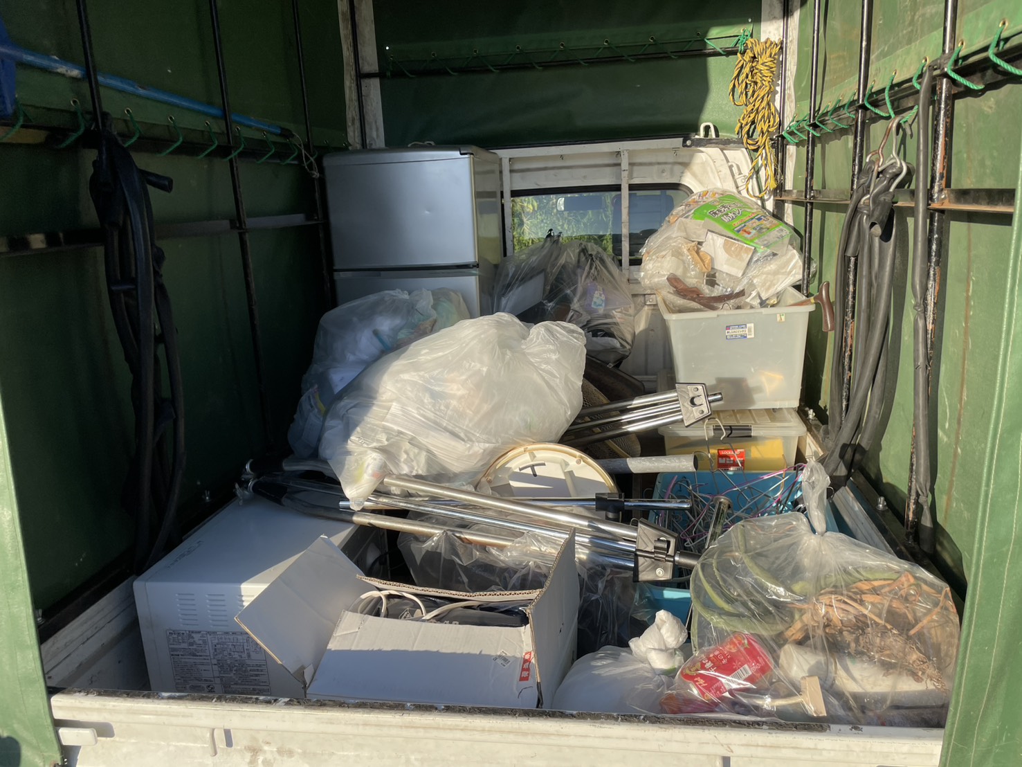 ホロに積んだ不用品