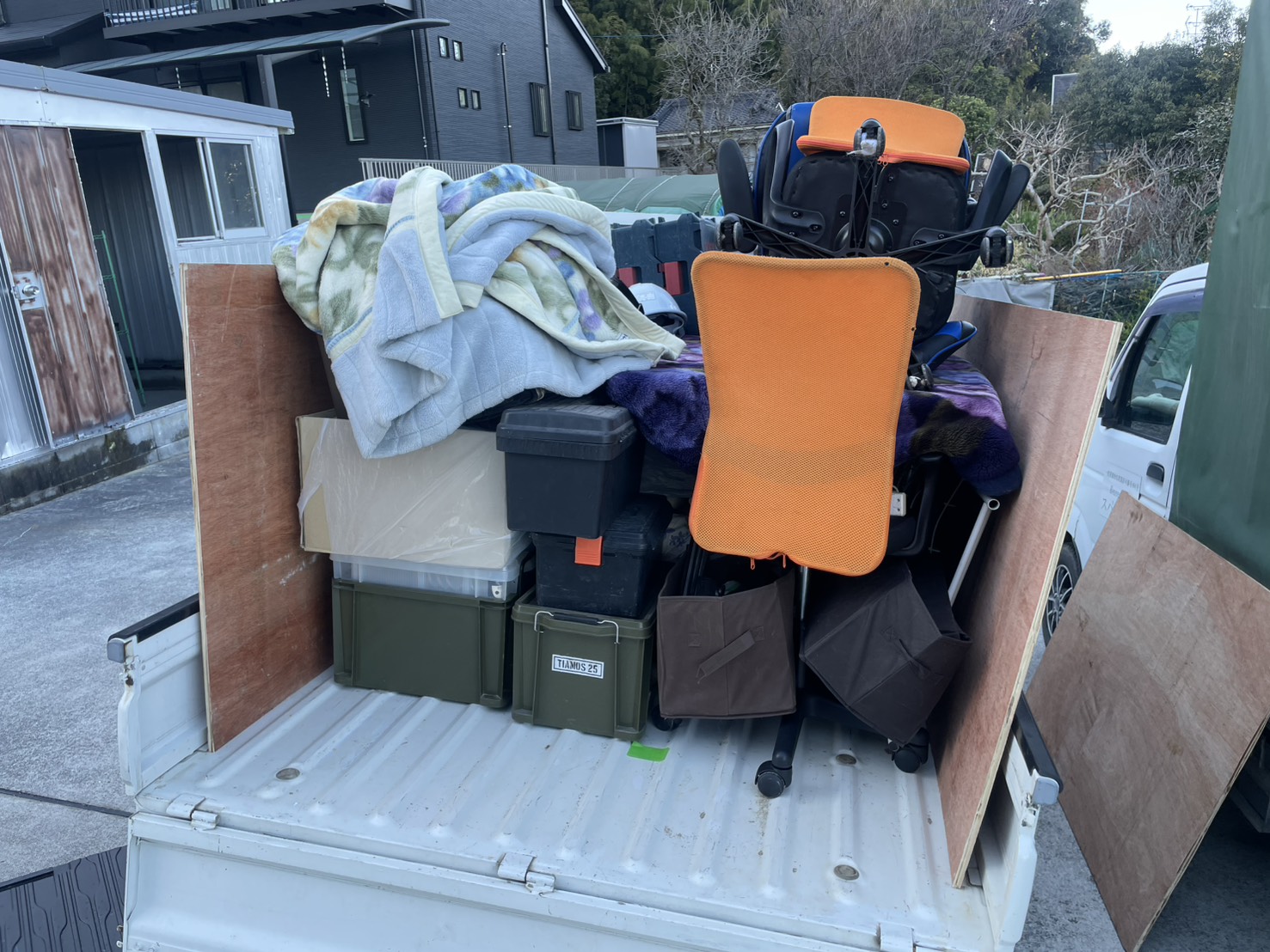 平ボディに積んだ荷物