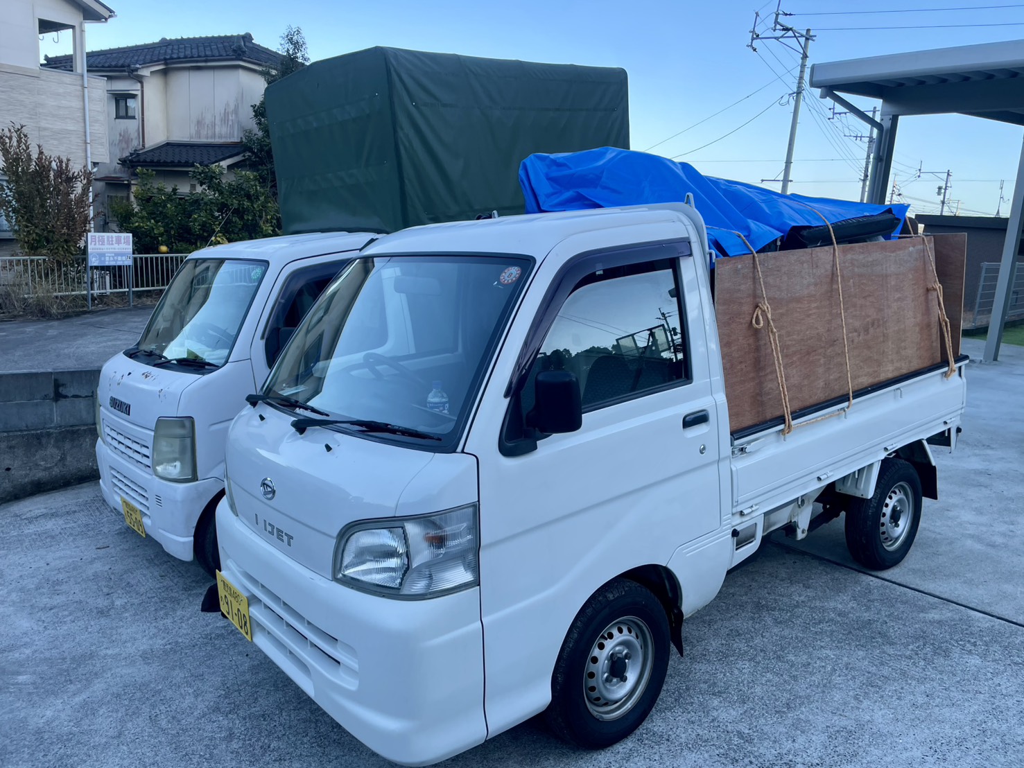 平ボディとホロ付き軽トラ